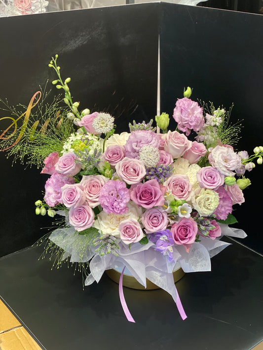 紫色鮮花抱抱桶